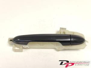 Gebruikte Portiergreep 4Deurs links-achter Kia Rio III (UB) 1.2 CVVT 16V Prijs € 12,95 Margeregeling aangeboden door DP Auto-onderdelen & Demontage