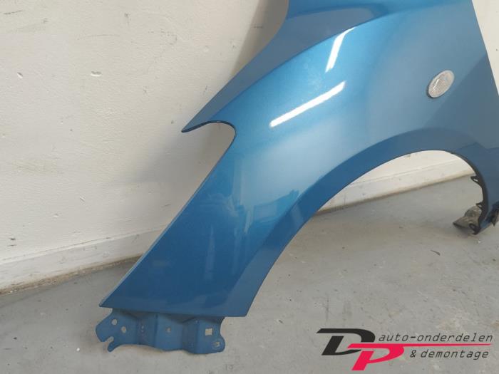 Framskärm, vänster från en Mazda 2 (DE) 1.3 16V MZR 2011