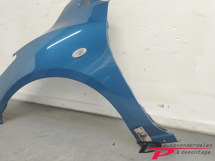 Framskärm, vänster från en Mazda 2 (DE) 1.3 16V MZR 2011