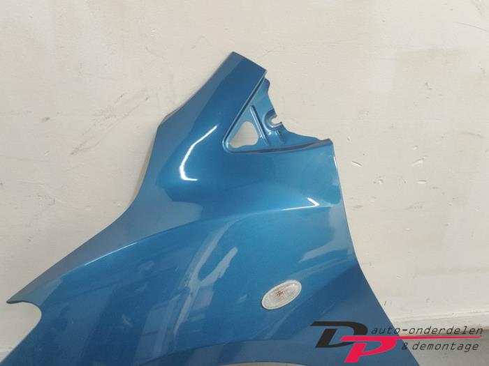 Framskärm, vänster från en Mazda 2 (DE) 1.3 16V MZR 2011