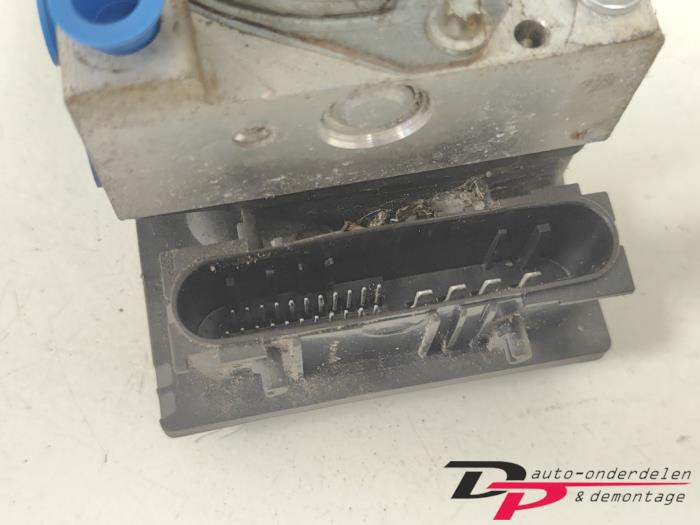 Pompa ABS z Nissan Note (E11) 1.4 16V 2010