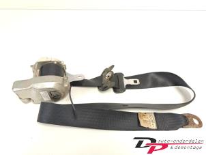 Gebruikte Veiligheidsgordel links-voor Peugeot 107 1.0 12V Prijs € 19,95 Margeregeling aangeboden door DP Auto-onderdelen & Demontage