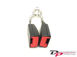 Używane Wtyk pasa bezpieczenstwa srodek tyl Skoda Fabia II Combi 1.2 TSI Cena € 12,00 Procedura marży oferowane przez DP Auto-onderdelen & Demontage