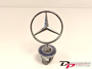 Begagnade Emblem Mercedes C (W203) 2.0 C-180 16V Pris € 20,00 Marginaltabell erbjuds av DP Auto-onderdelen & Demontage