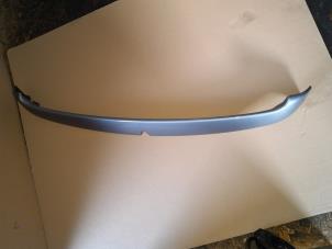 Gebruikte Achterspoiler Renault Twingo II (CN) 1.2 16V Prijs € 95,00 Margeregeling aangeboden door Uittenbogaard onderdelen BV