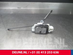 Begagnade Dörrlåsmekanism, 4-dörrars, höger fram Volvo V40 (MV) 2.0 D3 20V Pris € 40,00 Marginaltabell erbjuds av van Deijne Onderdelen Uden B.V.