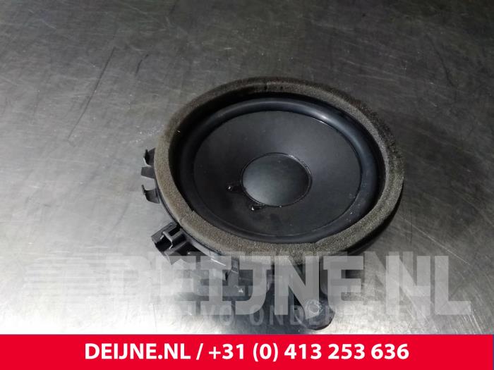 Högtalare från en Volvo Diversen 2004