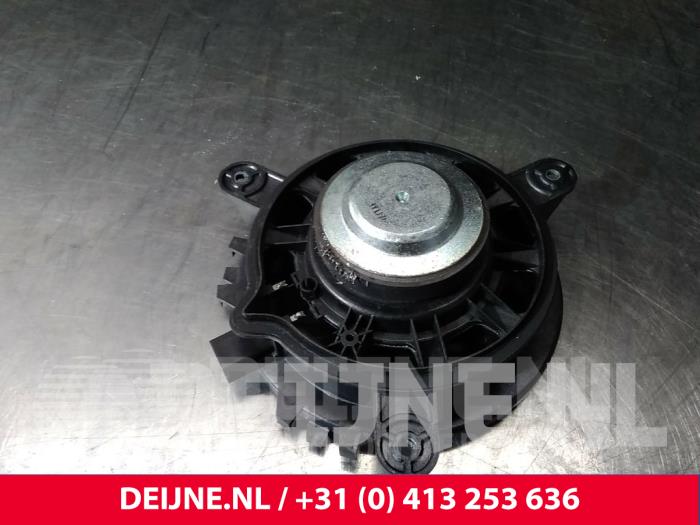 Högtalare från en Volvo Diversen 2004