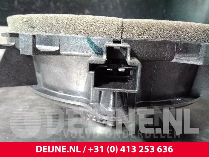 Högtalare från en Volvo Diversen 2004