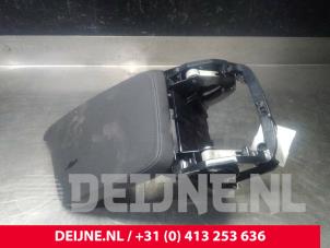 Gebruikte Armleuning Volvo XC90 II 2.0 D5 16V AWD Prijs € 50,00 Margeregeling aangeboden door van Deijne Onderdelen Uden B.V.