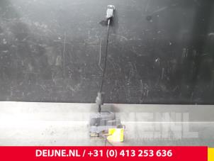 Gebruikte Portierslot Mechaniek 4Deurs links-voor Renault Vel Satis (BJ) 3.0 dCi V6 24V Prijs € 35,00 Margeregeling aangeboden door van Deijne Onderdelen Uden B.V.