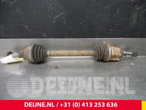 Gebruikte Aandrijfas links-voor Ford Fiesta Prijs € 10,00 Margeregeling aangeboden door van Deijne Onderdelen Uden B.V.