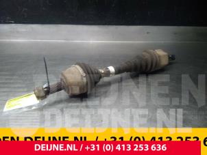 Begagnade Drivaxel, vänster fram Opel Combo 1.6 CDTI 16V Pris € 121,00 Inklusive moms erbjuds av van Deijne Onderdelen Uden B.V.
