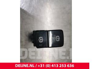 Begagnade Brytare, parkeringsbroms Volvo XC40 (XZ) 2.0 D3 16V Pris € 45,00 Marginaltabell erbjuds av van Deijne Onderdelen Uden B.V.