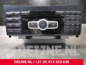 Gebruikte Radiobedienings paneel Mercedes E (W212) E-300 BlueTec Hybrid V6 24V Prijs € 175,00 Margeregeling aangeboden door van Deijne Onderdelen Uden B.V.