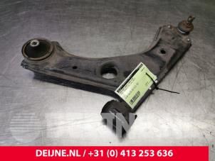 Begagnade Främre undre gaffelben, vänster Opel Corsa E 1.0 SIDI Turbo 12V Pris € 40,00 Marginaltabell erbjuds av van Deijne Onderdelen Uden B.V.