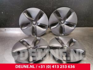 Gebruikte Wieldop Tesla Model 3 Long Range AWD 75 kWh Prijs € 242,00 Inclusief btw aangeboden door van Deijne Onderdelen Uden B.V.