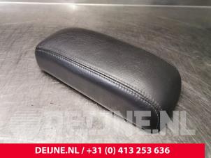 Używane Podlokietnik Volvo C70 (NC) 2.3 T5 20V Cena € 75,00 Procedura marży oferowane przez van Deijne Onderdelen Uden B.V.