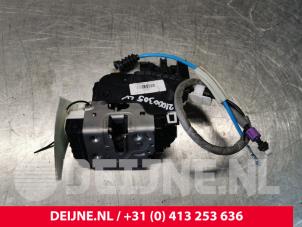 Gebruikte Portierslot Mechaniek 4Deurs links-voor Mercedes CLA (117.3) 2.0 CLA-250 Turbo 16V Prijs € 20,00 Margeregeling aangeboden door van Deijne Onderdelen Uden B.V.