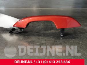 Używane Uchwyt drzwi lewych przednich wersja 4-drzwiowa Volvo V60 II (ZW) 2.0 T8 16V Plug-in Hybrid AWD Cena € 40,00 Procedura marży oferowane przez van Deijne Onderdelen Uden B.V.