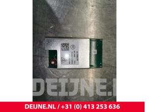 Używane Antena Porsche Taycan (Y1A) 4S Cena € 42,35 Z VAT oferowane przez van Deijne Onderdelen Uden B.V.