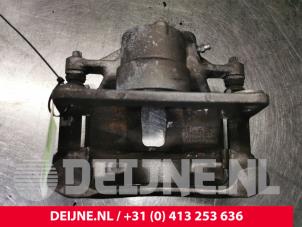 Używane Zacisk hamulcowy prawy przód Peugeot Partner (EA//EF/EN/EU) 1.5 BlueHDi 100 Cena € 36,30 Z VAT oferowane przez van Deijne Onderdelen Uden B.V.