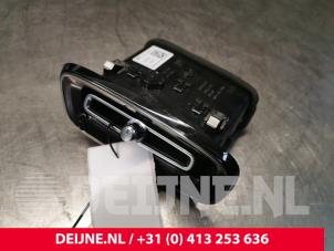 Gebruikte Luchtrooster Dashboard Volvo XC40 (XZ) 1.5 T3 12V Prijs € 25,00 Margeregeling aangeboden door van Deijne Onderdelen Uden B.V.