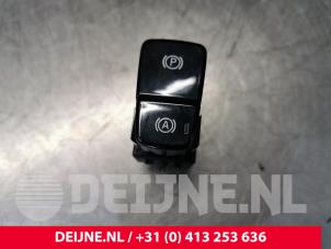 Gebruikte Handrem schakelaar Volvo XC40 (XZ) 1.5 T5 Plug-in Hybrid 16V Prijs € 45,00 Margeregeling aangeboden door van Deijne Onderdelen Uden B.V.