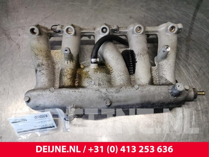 Insugsrör från en Volvo XC90 I 2.5 T 20V 2004