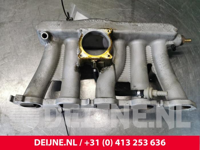 Insugsrör från en Volvo XC90 I 2.5 T 20V 2004