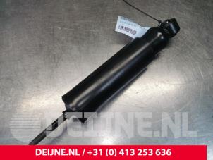 Nya Stötdämpare, höger fram Hyundai H-100 2.5 Diesel Pris € 72,60 Inklusive moms erbjuds av van Deijne Onderdelen Uden B.V.