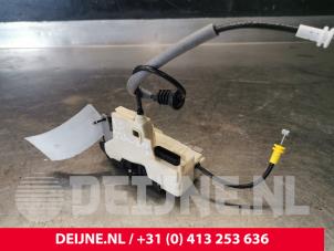 Begagnade Dörrmekanism, 4-dörrars, höger bak Volvo XC40 (XZ) 1.5 T4 Plug-in Hybrid 12V Pris € 100,00 Marginaltabell erbjuds av van Deijne Onderdelen Uden B.V.