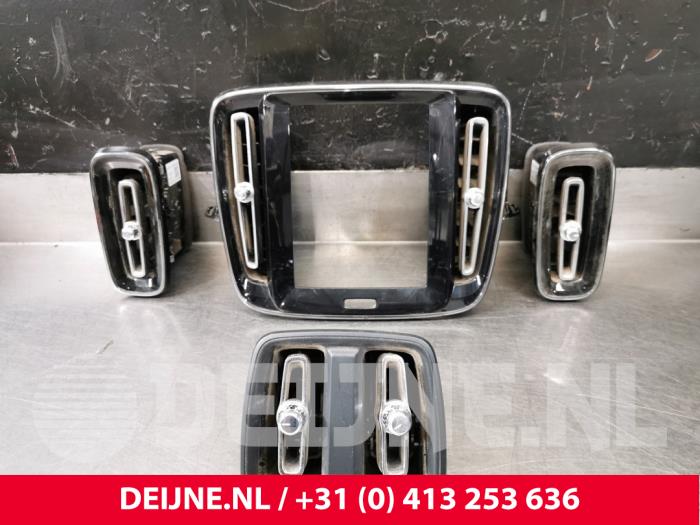 Luftmunstycke, instrumentbräda från en Volvo XC40 (XZ) 1.5 T5 Plug-in Hybrid 16V 2021