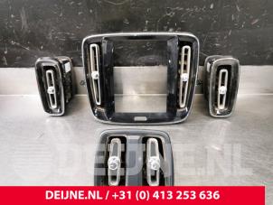 Gebruikte Luchtrooster Dashboard Volvo XC40 (XZ) 1.5 T5 Plug-in Hybrid 16V Prijs € 80,00 Margeregeling aangeboden door van Deijne Onderdelen Uden B.V.