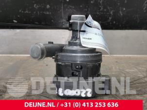 Gebruikte Waterpomp Volvo V60 II (ZW) 2.0 B3 16V Mild Hybrid Prijs € 100,00 Margeregeling aangeboden door van Deijne Onderdelen Uden B.V.