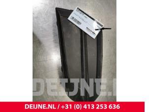 Gebruikte Bumper Rooster Volvo XC60 II (UZ) 2.0 B4 16V Mild Hybrid AWD Prijs € 10,00 Margeregeling aangeboden door van Deijne Onderdelen Uden B.V.