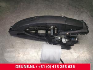 Używane Uchwyt drzwi prawych wersja 2-drzwiowa Ford Transit Connect Cena € 36,30 Z VAT oferowane przez van Deijne Onderdelen Uden B.V.