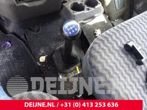 Używane Pokrywa dzwigni zmiany biegów Ford Transit 2.0 TDdi 16V 260S Cena € 30,25 Z VAT oferowane przez van Deijne Onderdelen Uden B.V.