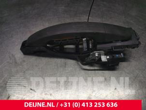 Używane Uchwyt drzwi prawych wersja 2-drzwiowa Ford Transit Connect (PJ2) 1.6 TDCi 16V 75 Cena € 36,30 Z VAT oferowane przez van Deijne Onderdelen Uden B.V.