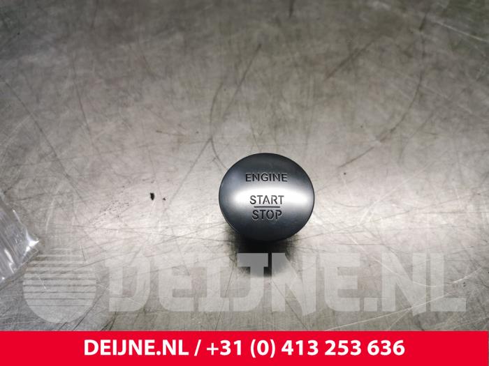 Start/stopp-brytare från en Mercedes-Benz C Estate (S205) C-200 2.0 CGI 16V 2015
