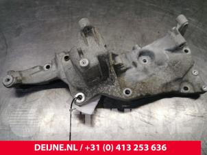 Używane Wspornik pradnicy górny Citroen Jumpy 2.0 Blue HDI 120 Cena € 60,50 Z VAT oferowane przez van Deijne Onderdelen Uden B.V.
