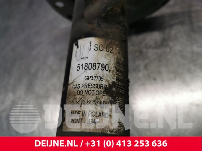 Stötdämparstång, höger fram från en Fiat Fiorino (225) 1.3 JTD 16V Multijet 2008