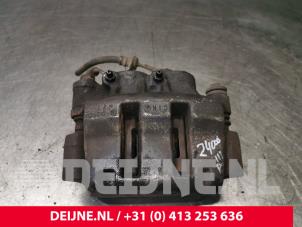 Używane Zacisk hamulcowy prawy przód Renault Master II (FD/HD) 2.5 dCi 16V Cena € 48,40 Z VAT oferowane przez van Deijne Onderdelen Uden B.V.