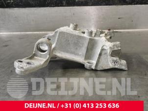 Używane Wspornik pradnicy górny Peugeot Expert (V1/VA/VB/VE/VF/VT/VY) 1.6 Blue HDi 115 Cena € 54,45 Z VAT oferowane przez van Deijne Onderdelen Uden B.V.