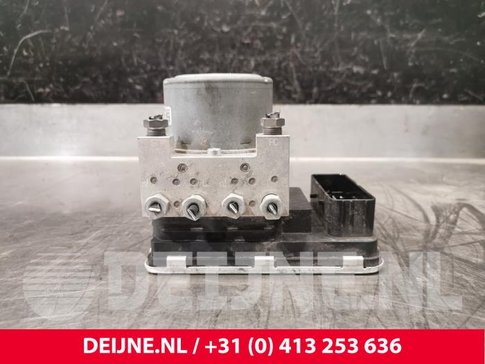 ABS-pump från en Volvo XC90 II 2.0 T8 16V Twin Engine AWD 2017