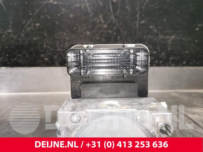 ABS-pump från en Volvo XC90 II 2.0 T8 16V Twin Engine AWD 2017