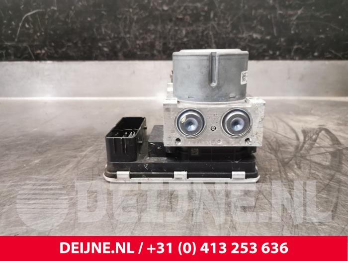 ABS-pump från en Volvo XC90 II 2.0 T8 16V Twin Engine AWD 2017