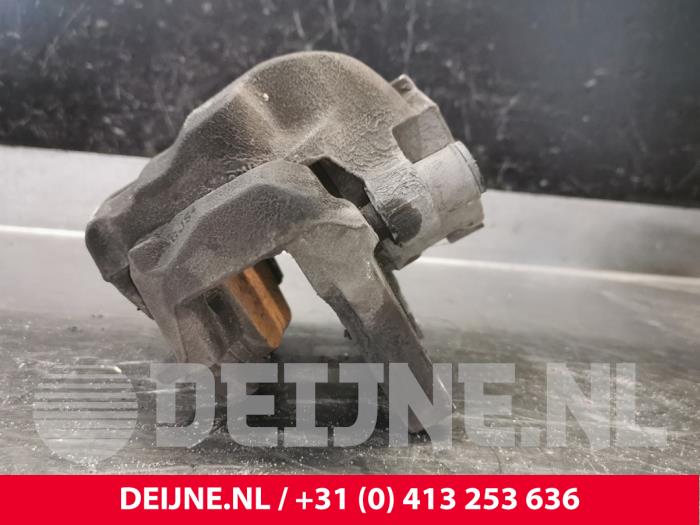 Främre bromsok, höger från en Volvo XC90 II 2.0 T8 16V Twin Engine AWD 2017