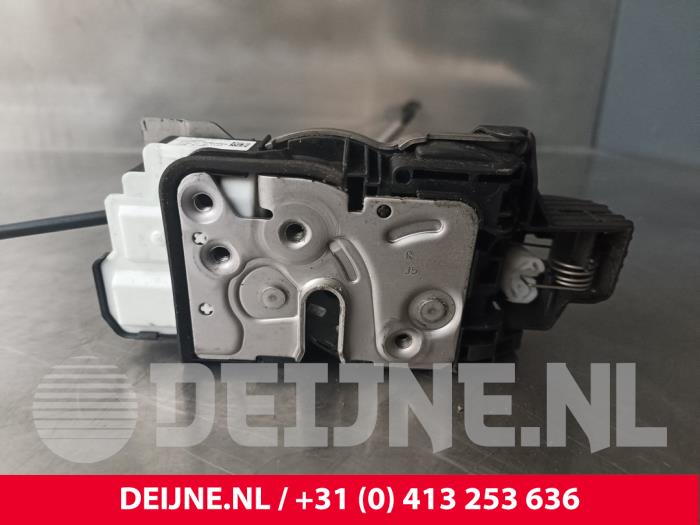 Dörrlåsmekanism, 4-dörrars, höger fram från en Volvo XC90 II 2.0 T8 16V Twin Engine AWD 2017