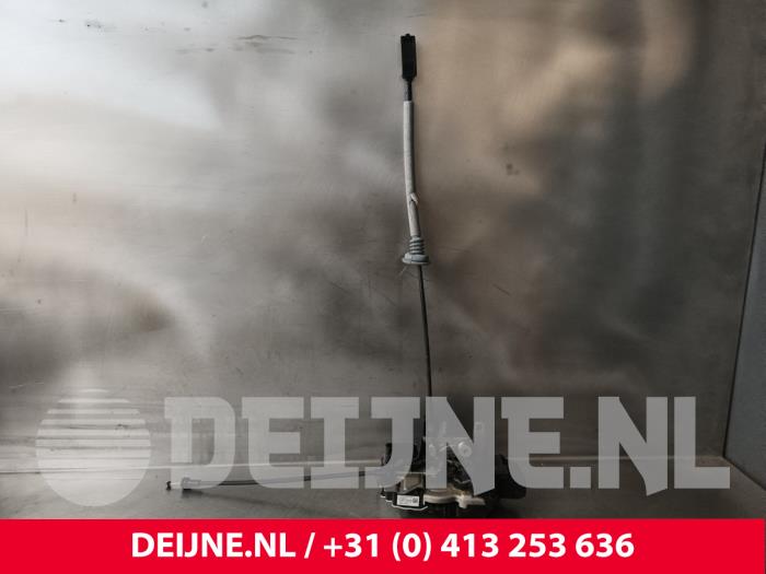 Dörrlåsmekanism, 4-dörrars, höger fram från en Volvo XC90 II 2.0 T8 16V Twin Engine AWD 2017